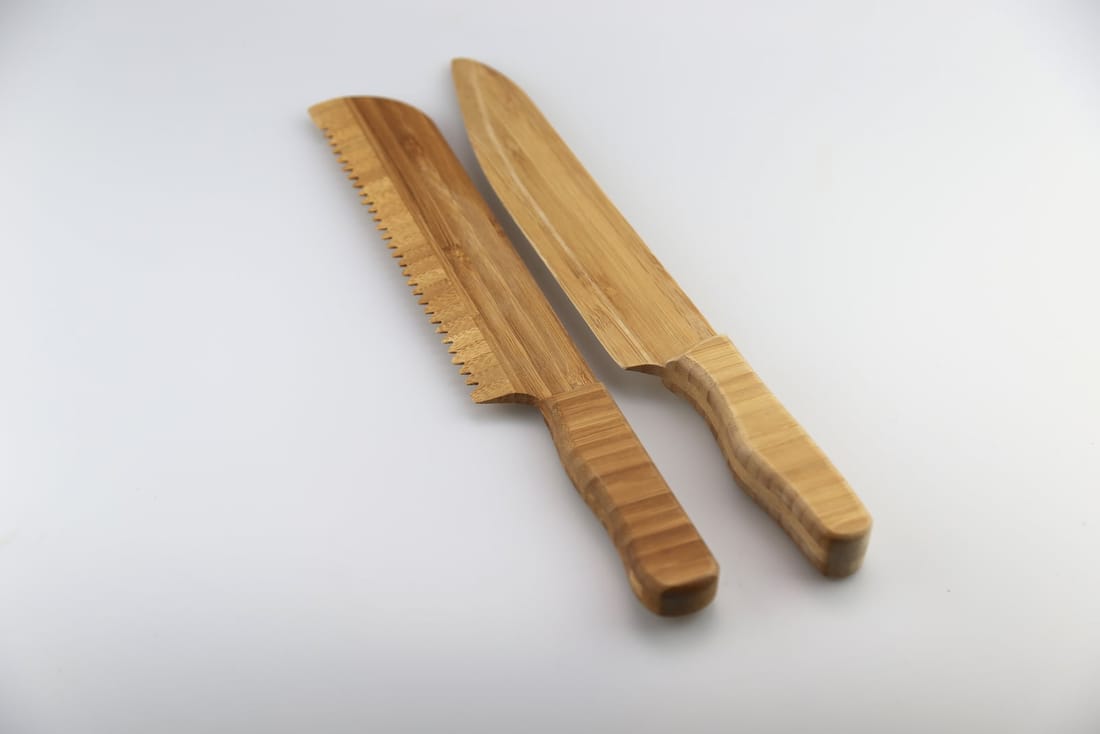 Set of 2 bamboo knives for pizza and cakes