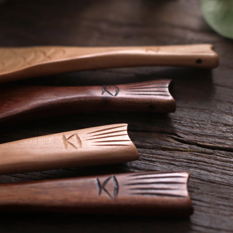 Cuchara de madera con forma de pez para salsas, vista 3